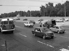 Magyarország, Budapest VII.,Budapest XIV., Ötvenhatosok tere (Felvonulási tér) a Dózsa György út - Damjanich utca saroktól nézve., 1974, Magyar Rendőr, brit gyártmány, taxi, Lada-márka, Wartburg-márka, rendőr, trolibusz, Ikarus 60T, dzsip, kockakő, automobil, GAZ 69, BMC Mini, Budapest, Fortepan #66060