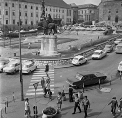 Magyarország, Pécs, Széchenyi tér, az előtérben Hunyadi János szobra és a Szentháromság emlékmű, háttérben jobbra a Dzsámi., 1974, Magyar Rendőr, GAZ 24 Volga, Zastava 750, lovas szobor, Citroen DS, Fiat 600, Hunyadi János-ábrázolás, gyalogátkelő, Fortepan #66061