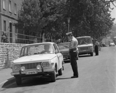 Magyarország, Komló, Kossuth Lajos utca, közúti ellenőrzés a 125. számú ház előtt., 1974, Magyar Rendőr, utcakép, Volkswagen-márka, Zuk-márka, rendőr, igazoltatás, GAZ 24 Volga, rendszám, Wartburg 353, Volkswagen Bogár, Fortepan #66066