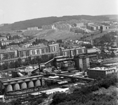 Magyarország, Komló, kilátás a Dávidföld városrész felől, balra az altáró és szénosztályozó, mögötte a Kossuth Lajos utca házai., 1974, Magyar Rendőr, lakótelep, városkép, látkép, szalaghíd, Fortepan #66068