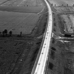 Magyarország, Székesfehérvár, légifotó az M7-esről. Előtérben a Székesfehérvár - Pusztaszabolcs vasútvonal, távolabb a Börgöndi út., 1974, Magyar Rendőr, forgalom, légi felvétel, felüljáró, autópálya, madártávlat, Fortepan #66070