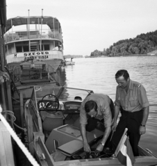 Magyarország, Szeged, Tisza-part, háttérben a Szőke Tisza állóhajó., 1974, Magyar Rendőr, motorcsónak, gőzhajó, rendőrjármű, Szőke Tisza II./ Felszabadulás/ Szent Imre/ Sas/ IV. Károly hajó, Fortepan #66072