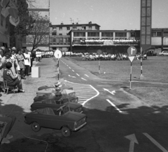 Hungary, Szarvas, Szabadság út 4., Óvónőképző Intézet (később Gál Ferenc Főiskola Pedagógiai Kar) udvara, KRESZ-park átadása., 1975, Magyar Rendőr, pedal car, children's traffic park, Fortepan #66076