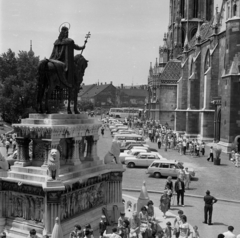 Hungary, Budapest I., Szentháromság tér, Szent István király szobra a Halászbástyáról nézve. Jobbra a Mátyás-templom., 1975, Magyar Rendőr, Lada-brand, horse sculpture, Lada 1200 estate, Volán organisation, Saint Stephen I-portrayal, Budapest, Fortepan #66083