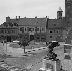 Hungary, Budapest I., Bécsi kapu tér, Budavár visszavételének emléke (Ohmann Béla, 1936.), háttérben a Kazinczy-emlékkút., 1975, Magyar Rendőr, angel, Budapest, Fortepan #66085