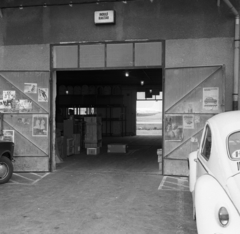 Hungary, Ferihegy (now - Ferenc Liszt) International Airport, Budapest XVIII., a légi áruszállítás raktárépülete., 1975, Magyar Rendőr, Volkswagen-brand, Volkswagen Beetle, Budapest, Fortepan #66096