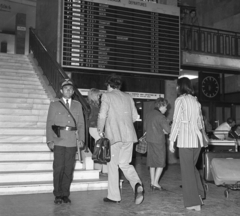 Hungary, Ferihegy (now - Ferenc Liszt) International Airport, Budapest XVIII., várócsarnok., 1975, Magyar Rendőr, Budapest, flap display, Fortepan #66101