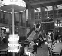 Hungary, Ferihegy (now - Ferenc Liszt) International Airport, Budapest XVIII., várócsarnok., 1975, Magyar Rendőr, Budapest, flap display, Fortepan #66102