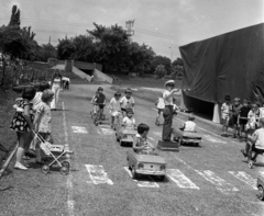 Hungary, People's Park, Budapest X., Építők pálya, közlekedési vetélkedő gyermekeknek., 1975, Magyar Rendőr, baby carriage, cop, kids, road sign, pulpit for police officers, pedal car, Budapest, children's traffic park, directing traffic, Fortepan #66108