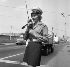 Hungary, Budapest IX., Soroksári út, jobbra a Haller utca (Hámán Kató út) torkolata., 1975, Magyar Rendőr, Budapest, police woman, Fortepan #66118