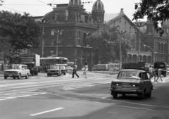 Hungary, Budapest V.,Budapest VI., Nyugati (Marx) tér, Nyugati pályaudvar a Szent István körút felől nézve., 1975, Magyar Rendőr, commercial vehicle, Skoda-brand, Lada-brand, Polski Fiat-brand, automobile, number plate, neon lights, Budapest, Gustave Eiffel-design, country code sign, Fortepan #66121