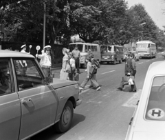 Hungary,Lake Balaton, Keszthely, Kossuth Lajos utca a Sörház (Makarenkó) utca felé nézve, balra a Szendrey Júlia Általános Iskola (eredetileg Ranolder Intézet, ma Ranolder János Katolikus Általános Iskola)., 1975, Magyar Rendőr, cop, pioneer, schoolbag, Wartburg-brand, Zuk-brand, crosswalk, Fortepan #66132