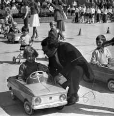 Hungary, Budapest XIV., Istvánmezei út, Kisstadion. Közlekedési úttörők VII. seregszemléje, 1975. szeptember 14-én. A riporter Vajek Róbert., 1975, Magyar Rendőr, radio report, reporter, pedal car, Budapest, Fortepan #66139