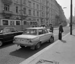 Hungary, Budapest V., Jászai Mari tér, szemben a Balassi Bálint utca, háttérben a Parlament., 1975, Magyar Rendőr, Zaporozhetz-brand, number plate, Budapest, country code sign, Fortepan #66143