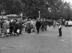 Hungary, Budapest XIX., Üllői út (Vörös Hadsereg útja) a Kossuth térnél a Báthory utcától nézve., 1975, Magyar Rendőr, Budapest, crosswalk, Fortepan #66153