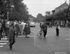 Hungary, Budapest XIX., Üllői út (Vörös Hadsereg útja) a Kossuth térnél a Báthory utcától a Szabó Ervin utca felé nézve., 1975, Magyar Rendőr, Budapest, bicycle, crosswalk, Fortepan #66154