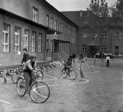 Hungary, Budapest XIX., Kossuth tér 7., az Általános Iskola (később XVIII. - XIX. kerületi Bíróság) udvara., 1975, Magyar Rendőr, Budapest, bicycle, Fortepan #66155