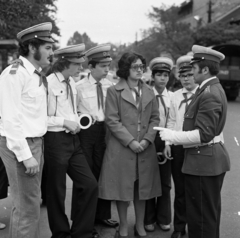 Hungary, Budapest XIX., Üllői út (Vörös Hadsereg útja) a Kossuth tér sarkánál, a Szabó Ervin utca irányába nézve., 1975, Magyar Rendőr, Budapest, odd one out, pioneer tie, peaked cap, Fortepan #66156