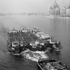 Hungary, Budapest, a Duna a Széchenyi Lánchídról a Margit híd felé nézve, jobbra a Parlament., 1975, Magyar Rendőr, barge, Imre Steindl-design, Neo-Gothic-style, eclectic architecture, Fortepan #66159