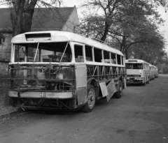 Hungary, Budapest XIII., Szabolcs utca Aba és Hun utca közötti szakasza., 1975, Magyar Rendőr, Hungarian brand, Ikarus-brand, wreck, Budapest, bus, Fortepan #66162