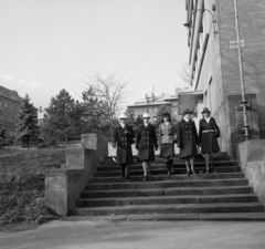 Hungary, Budapest XII., Böszörményi út, a kerületi Tanács (később Polgármesteri Hivatal) oldalbejárata a Kiss János altábornagy utcai oldalon. Női rendőregyenruhák bemutatója alkalmával készült a felvétel., 1975, Magyar Rendőr, Budapest, Fortepan #66175