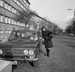 Hungary, Budapest XII., Böszörményi út a kerületi Tanács (később Polgármesteri Hivatal) előtt. Női rendőregyenruhák bemutatója alkalmával készült a felvétel., 1975, Magyar Rendőr, Budapest, Fortepan #66176