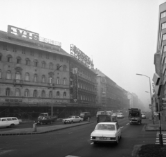 Magyarország, Budapest VIII.,Budapest VII., Rákóczi út a Baross tér felől nézve., 1976, Magyar Rendőr, Opel-márka, neonreklám, Mercedes W115, neon felirat, Budapest, Fortepan #66179