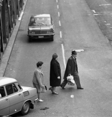 Magyarország, Budapest V., Kossuth Lajos utca a Ferenciek tere (Felszabadulás tér) felől, az ideiglenes gyalogos felüljáróról fényképezve., 1976, Magyar Rendőr, Fiat-márka, Budapest, Fortepan #66182