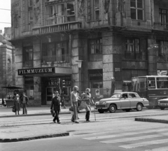 Magyarország, Budapest VII., Károly (Tanács) körút a Dohány utcai saroknál, szemben a Filmmúzeum., 1976, Magyar Rendőr, mozi, Budapest, FSO Warszawa, Filmmúzeum, gyalogátkelő, Fortepan #66185