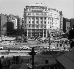 Magyarország, Budapest VIII.,Budapest IX.,Budapest V., Kálvin tér, középen az Állami Biztosító székháza az Üllői út és a Ráday utca között., 1976, Magyar Rendőr, hirdető tábla, Állami Biztosító, Budapest, Fortepan #66187