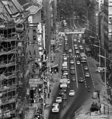 Magyarország, Budapest V., Kossuth Lajos utca az Erzsébet híd pesti kapuzatáról nézve., 1976, Magyar Rendőr, neonreklám, Fiat 500, Fiat 128, neon felirat, Budapest, Fortepan #66191