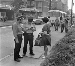 Magyarország, Pécs, Nagy Lajos király útja (6-os főút) a Jókai utca felé nézve., 1976, Magyar Rendőr, igazoltatás, Fortepan #66194