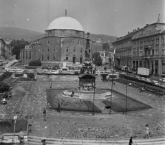 Magyarország, Pécs, Széchenyi tér, Szentháromság-szobor és a Dzsámi., 1976, Magyar Rendőr, szálloda, szentháromság szobor, Schlauch Imre-terv, Fortepan #66195