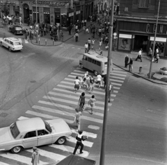 Magyarország, Pécs, Széchenyi tér, szemben a Király (Kossuth Lajos) utca., 1976, Magyar Rendőr, GAZ 24 Volga, gyalogátkelő, Fortepan #66196