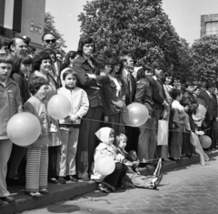 Magyarország, Budapest VII., május 1-i felvonulás nézői a Dózsa György út - Városligeti (Gorkij) fasor sarkánál., 1976, Magyar Rendőr, léggömb, május 1, Budapest, Fortepan #66198