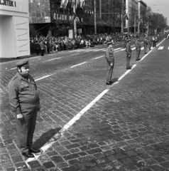 Magyarország, Budapest VI.,Budapest XIV., Ötvenhatosok tere (Felvonulási tér), balra a Városligeti (Gorkij) fasor, ettől jobbra a Dózsa György út házsora, május 1-i felvonulás., 1976, Magyar Rendőr, munkásőr, felvonulás, május 1, Budapest, Fortepan #66199