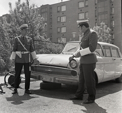 Magyarország, Budapest XIV., a Nagy Lajos király útjáról nyíló köz a Kincskereső Óvoda mellett, háttérben az Angol utca 31. és 33. hátsó frontja., 1976, Magyar Rendőr, Opel-márka, rendőr, járműroncs, Opel Kapitän, Budapest, Fortepan #66203