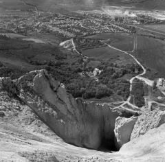 Hungary, Bélapátfalva, Bél-kő, látkép a mészkőbányától a cementgyár felé. Előtérben a középkori ciszterci apátsági templom., 1976, Magyar Rendőr, Fortepan #66208