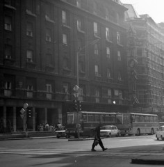 Hungary, Budapest V., Kossuth Lajos utca az Astoria kereszteződésből nézve. A hátsó busz mögött a Magyar utca torkolata., 1976, Magyar Rendőr, Budapest, Fortepan #66220