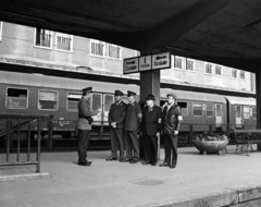 Hungary, Győr, eligazítás a vasútállomás peronján., 1976, Magyar Rendőr, cop, volunteer police, Fortepan #66238