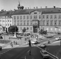 Hungary, Sopron, Széchenyi tér, szemben az Állami Entzbruder Dezső Középiskolás Fiúkollégium (később Szent Orsolya Római Katolikus Általános Iskola, Gimnázium és Kollégium)., 1976, Magyar Rendőr, Zaporozhetz-brand, crosswalk, Fortepan #66243