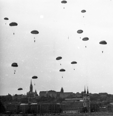 Hungary, Budapest I., augusztus 20-i vízi és légiparádé a pesti oldalról nézve, háttérben a Batthyány tér, a Bem rakpart házai és a budai Vár., 1976, Magyar Rendőr, parachute, Budapest, Fortepan #66271