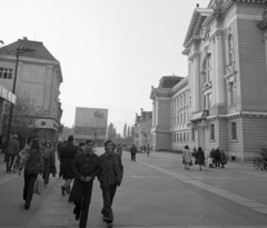 Ukrajna,Kárpátalja, Beregszász, Kossuth tér, jobbra a volt Törvényszék (most II. Rákóczi Ferenc Kárpátaljai Magyar Főiskola), hátul az átépített zsinagóga mint Kultúrház., 1976, Magyar Rendőr, Szovjetunió, utcakép, egyetem, zsebredugott kéz, Fortepan #66287