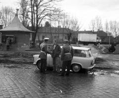 Hungary, Cegléd, Széchenyi út, szemben a Béke tér., 1976, Magyar Rendőr, Trabant-brand, cop, tobacco shop, bicycle, Fortepan #66296