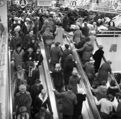 Hungary, Budapest XI., Október huszonharmadika (Schönherz Zoltán) utca, Skála Budapest Szövetkezeti Nagyáruház., 1976, Magyar Rendőr, moving escalator, Budapest, Skála department store, Fortepan #66302