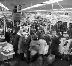 Hungary, Budapest XI., Október huszonharmadika (Schönherz Zoltán) utca, Skála Budapest Szövetkezeti Nagyáruház., 1976, Magyar Rendőr, Budapest, Skála department store, Fortepan #66303