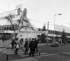 Hungary, Budapest XI., Október huszonharmadika (Schönherz Zoltán) utca, Skála Budapest Szövetkezeti Nagyáruház., 1976, Magyar Rendőr, Polski Fiat-brand, Budapest, Skála department store, crosswalk, Fortepan #66307