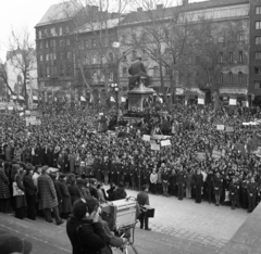 Magyarország, Budapest VIII.,Budapest V., Múzeumkert, március 15-i ünnepség a Magyar Nemzeti Múzeum lépcsőjéről nézve., 1978, Magyar Rendőr, tévékamera, Budapest, EMI-márka, Fortepan #66323