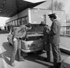 Szlovákia, Komárom, határállomás, vámvizsgálat., 1978, Magyar Rendőr, Trabant-márka, Wartburg-márka, határállomás, automobil, rendszám, Fortepan #66329