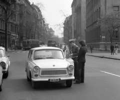 Magyarország, Budapest VIII., Horváth Mihály tér, szemben a Baross utca a Kálvária (Kulich Gyula) tér felé nézve., 1978, Magyar Rendőr, forgalom, Trabant-márka, Ikarus-márka, rendőr, Trabant 601, rendszám, Budapest, autóbusz, Ikarus 260, Fortepan #66335